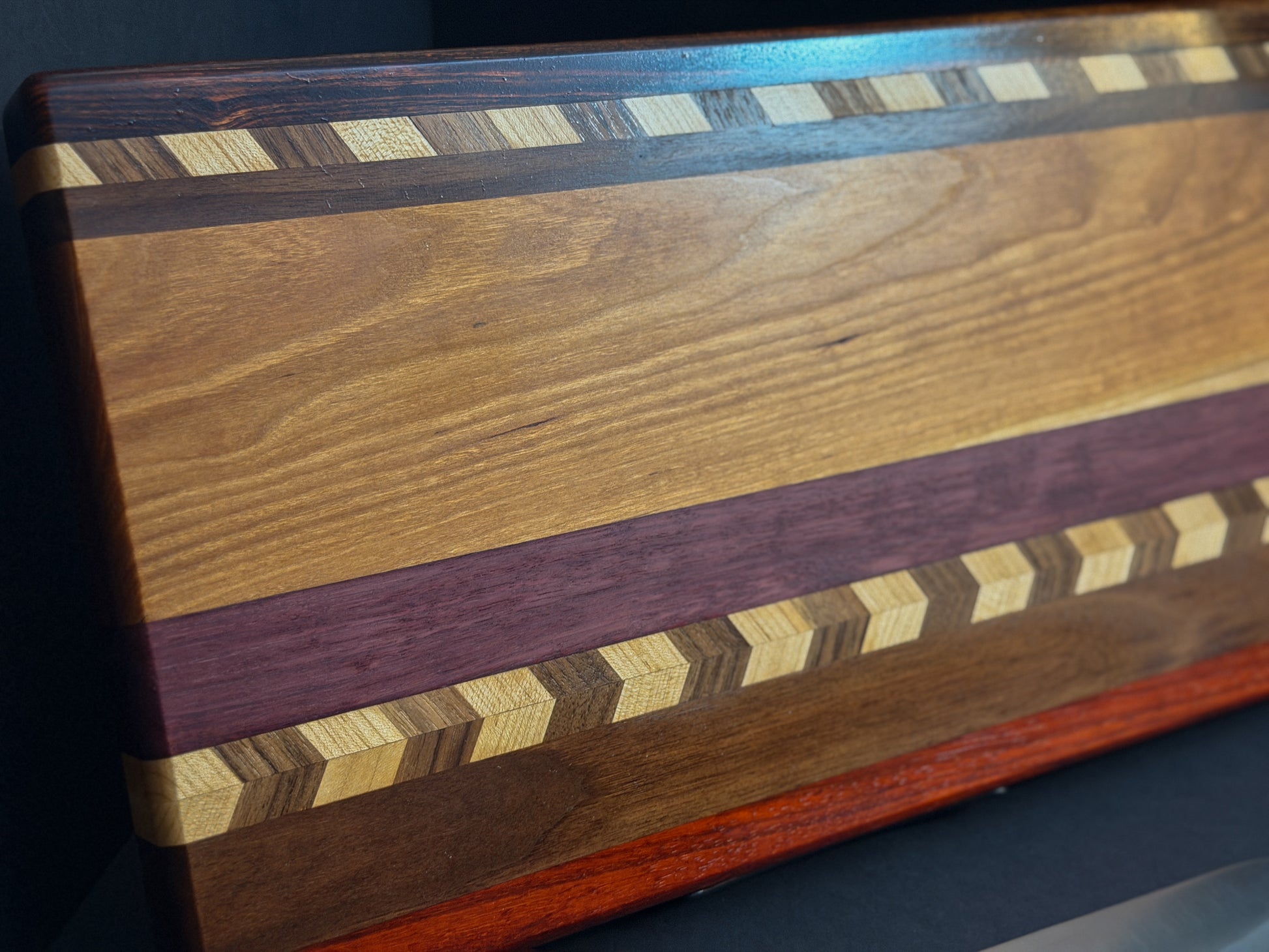 Ribbon stripe cutting board, close-up of wood grain